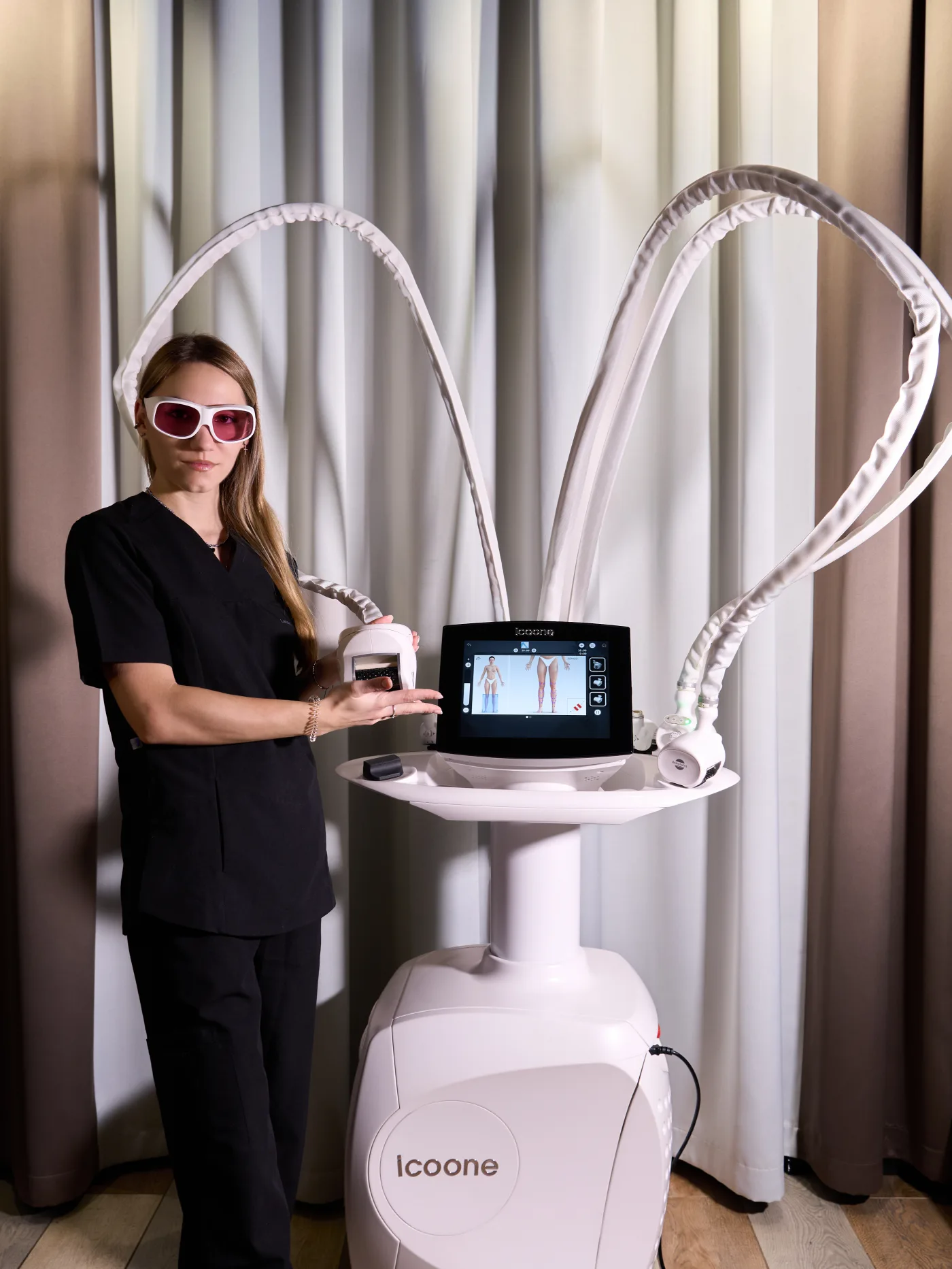 Аппарат Icoone Laser Body в кабинете клиники НОВА МИ